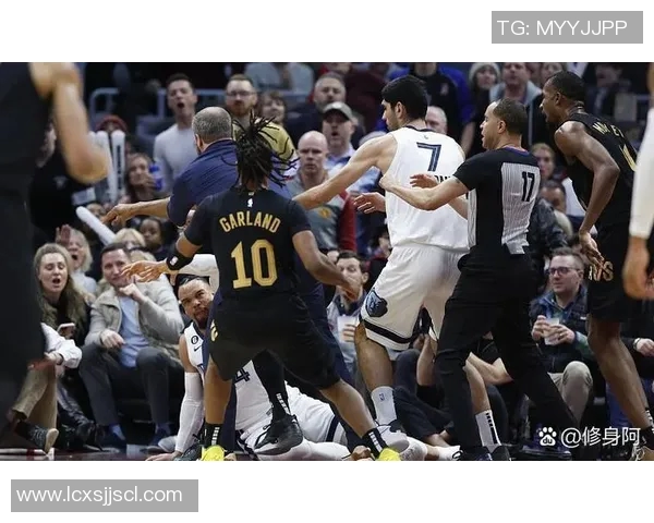 雷霆勇士激烈对抗赛场打斗视频回顾与精彩瞬间分析